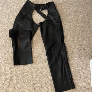 Leather chap - 2 front pockets- room to regulate the waist (back) -